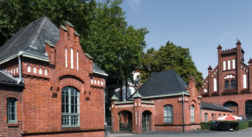 Ceglana architektura Sopotu, z charakterystycznymi detalami i bramą.