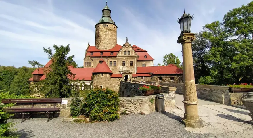 Zamek Czocha zaprasza na malowniczą trasę zwiedzania. Kamienne mury, wieże i czerwone dachy tworzą bajkowy krajobraz.