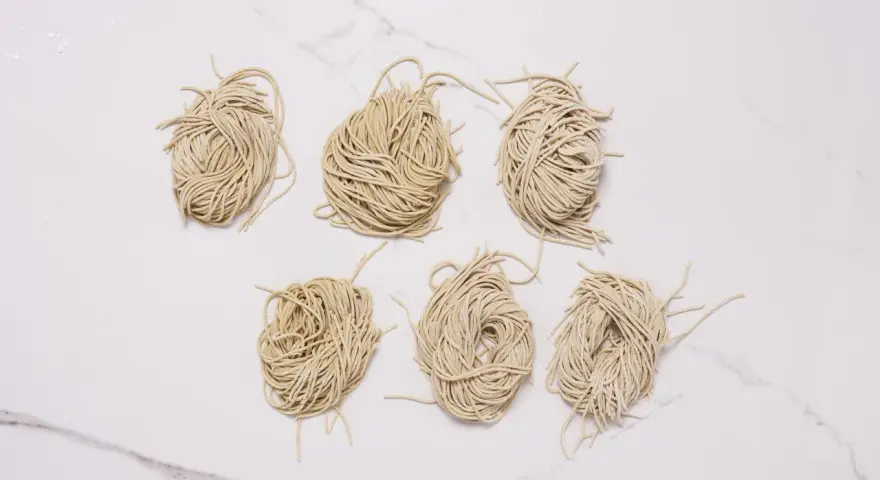 Jak ugotować makaron ramen idealnie, unikając sklejania i błędów