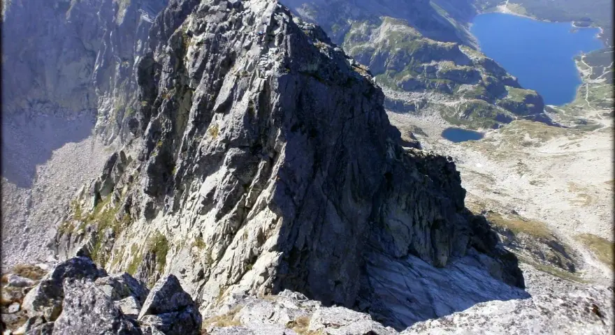 Szczyty Tatr Wysokich, widok na Morskie Oko. Trasa Orla Perć ma ok. 4,5 km, ale jej pokonanie zajmuje wiele godzin.