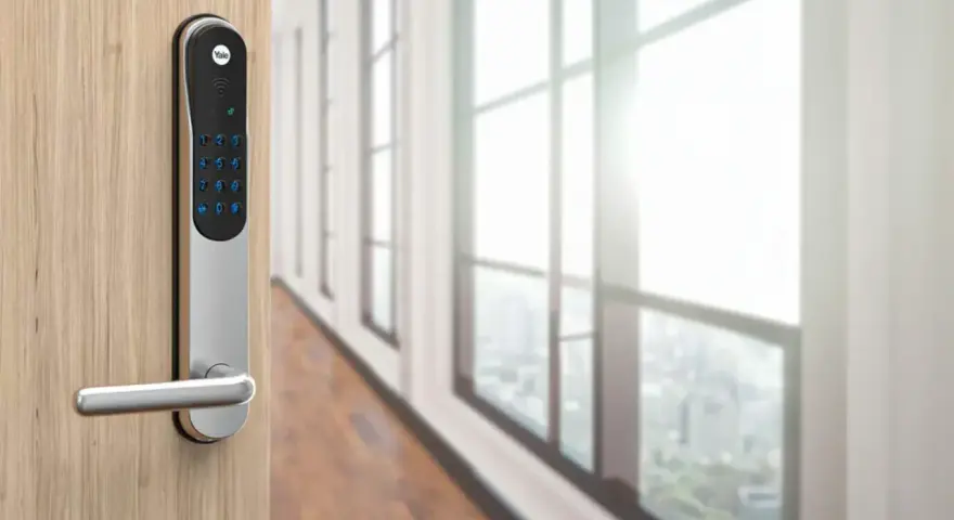 Säkerhet och bekvämlighet med Yale doorman automatisk låsning. Ett modernt lås på en trädörr.