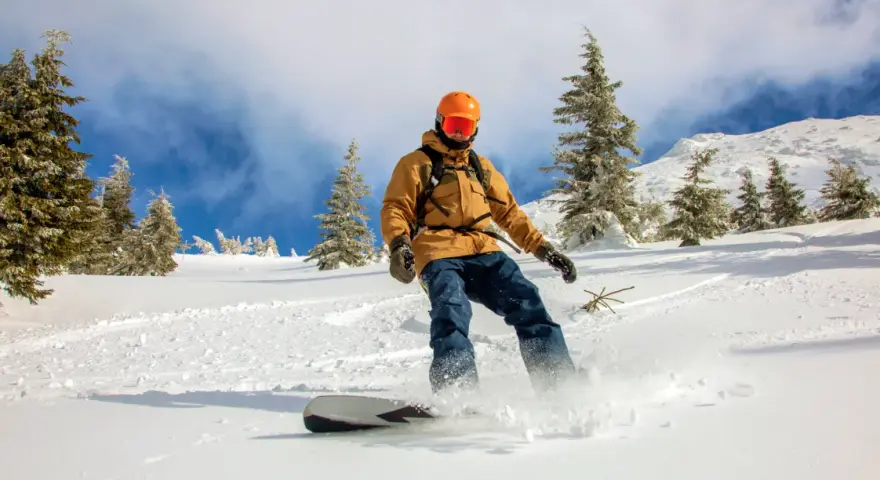 Tu escapada invernal en España: Sol, nieve, cultura y ahorro