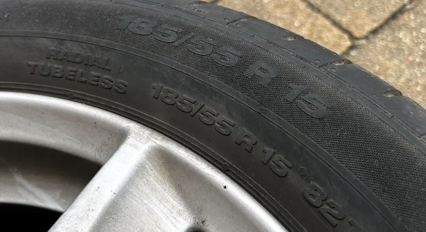 Oznaczenie opon 185/55 R 15. Widoczna jest też informacja "RADIAL TUBELESS" oraz indeks nośności i prędkości 82T.