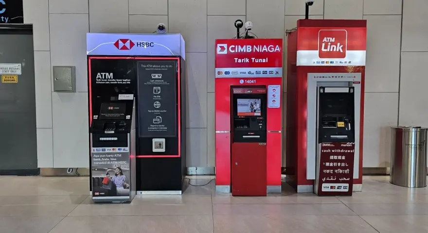 Cztery bankomaty: HSBC, CIMB NIAGA, ATM Link i jeden z napisem "mandiri" oferują wypłatę gotówki, czyli transakcje w indonezyjskiej walucie.