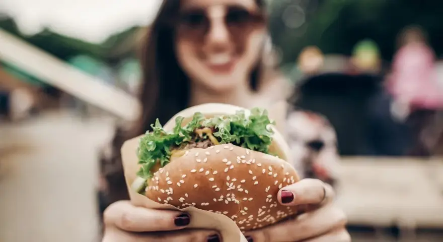 Hamburger: Ile ma kalorii? Fast-food vs. fit wersja wybierz mądrze!