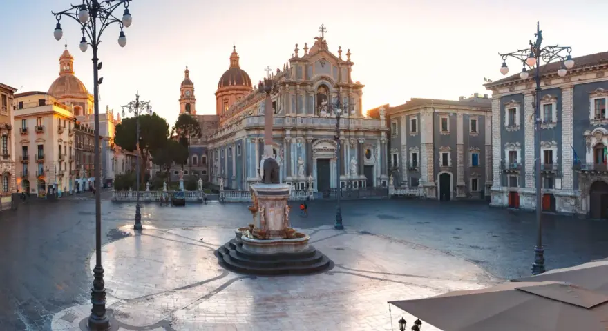 Piazza del Duomo w Katanii o wschodzie słońca. Czy w Katanii jest bezpiecznie? Tak, plac wygląda na spokojny i pusty.