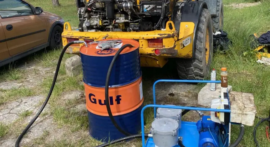 Jak sprawdzić poziom oleju hydraulicznego w koparce, aby uniknąć awarii