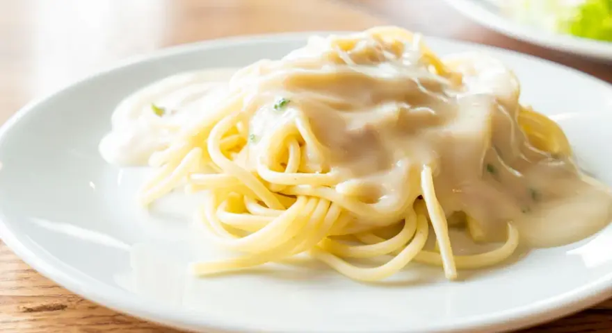 Pyszne spaghetti z kremowym sosem, idealne do podania z parmezanem. Jaki ser do spaghetti wybrać?