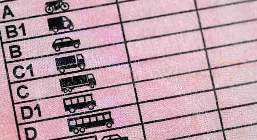 Detalle de un carnet de moto con el de coche, mostrando categorías de vehículos como camiones y autobuses.