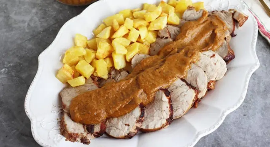 Delicioso solomillo a la cerveza, jugoso y tierno, acompañado de patatas fritas crujientes. Un plato principal que conquista paladares.