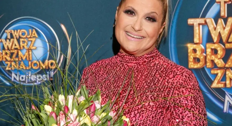 Małgorzata Szudarska Kuszewska z bukietem tulipanów na tle logo "Twoja twarz brzmi znajomo".