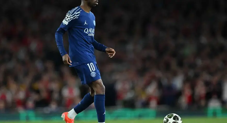 Piłkarz PSG z numerem 10, Ousmane Dembélé, w akcji. Miejmy nadzieję, że to nie kolejna **dembele kontuzja**.