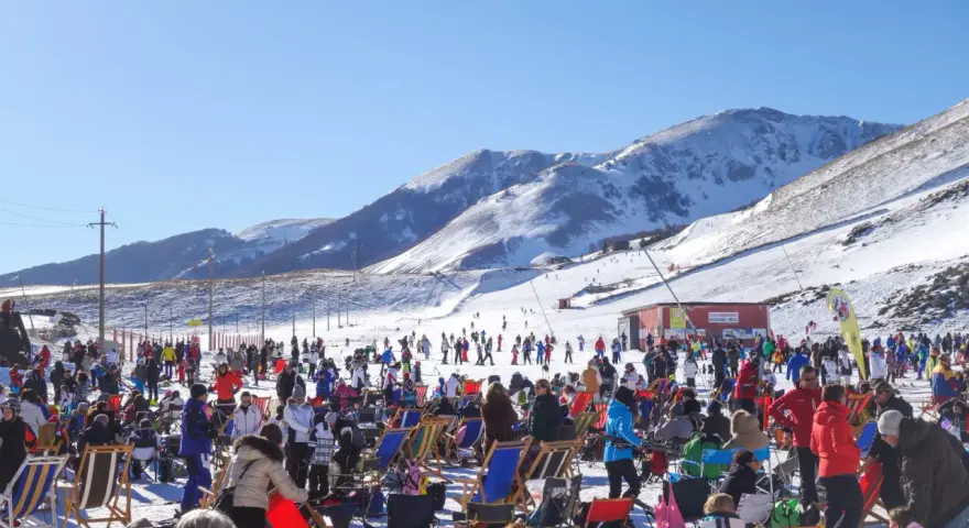 Folla di sciatori e turisti a Roccaraso, godendosi la splendida giornata di sole e l'alta altitudine.