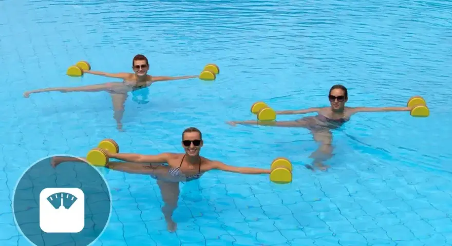 Trois femmes souriantes font un exercice aquagym dans une piscine, tenant des haltères flottants jaunes pour un entraînement tonique.