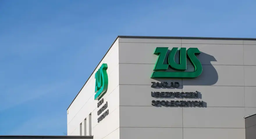Budynek ZUS z zielonym logo. Tu dowiesz się, jak sprawdzić OFE zmarłego.