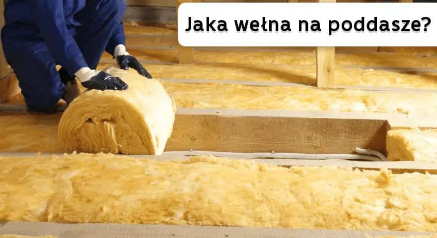 Ocieplanie poddasza najlepszą wełną mineralną. Pracownik układa rolkę izolacji.