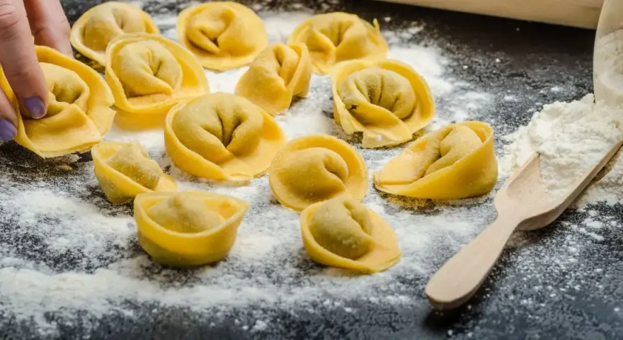 Z czym podać tortellini, aby zachwycić smakiem i prostotą?