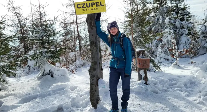 Dziewczyna na szczycie Czupel, 933 m n.p.m. Zimowa trasa w śniegu, piękne widoki.