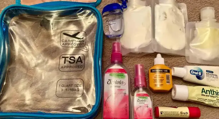 Przezroczysta kosmetyczka TSA z płynami i kosmetykami. Czy można przewozić dezodorant w bagażu rejestrowanym? Tak, w tym przypadku wszystko jest dozwolone.
