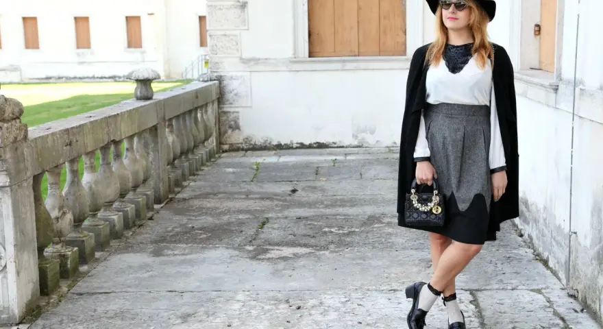 Donna con cappello nero, gonna grigia e francesine. Un look chic per ogni occasione, scopri come abbinarle!