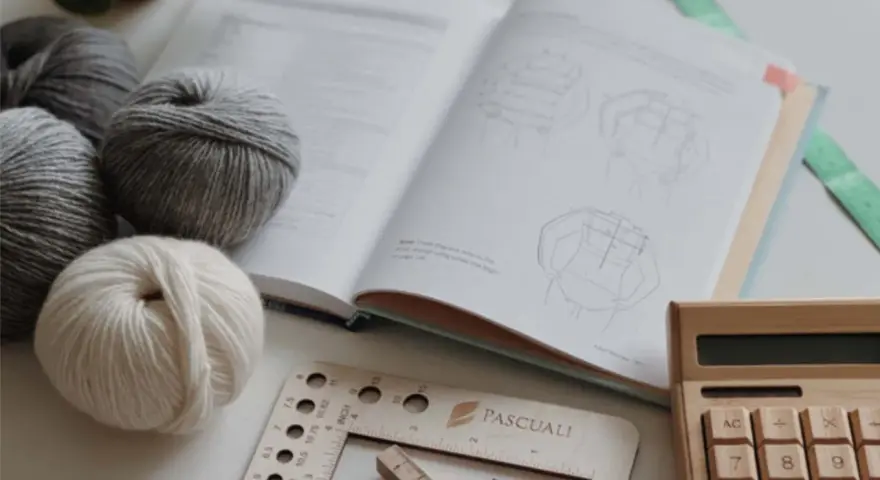 Ovillos de lana, libro de patrones con diagramas de medidas, regla, lápiz y calculadora de bambú. Ideal para calcular medidas de muslo mujer.