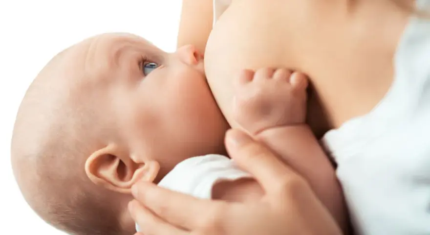 Malutkie dziecko karmione piersią. Zauważono, że dziecko ulewa 2 godziny po jedzeniu.