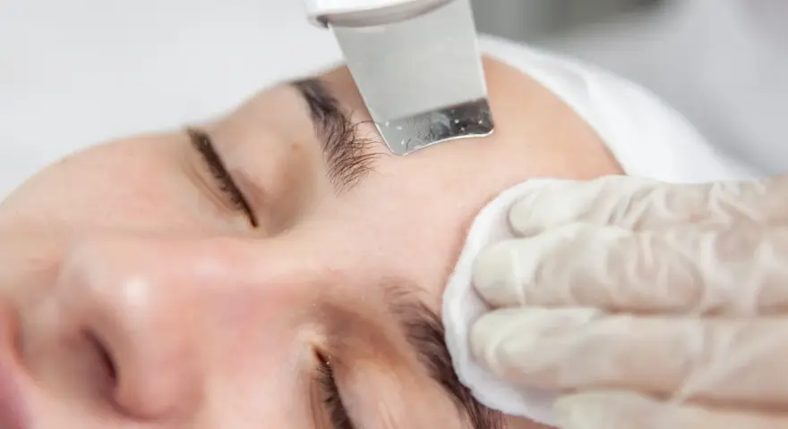 Peeling kawitacyjny usuwa zaskórniki, pozostawiając skórę gładką. Efekty widoczne od razu!