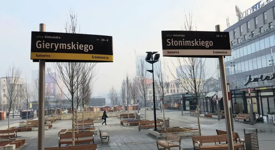 Znaki uliczne w Katowicach: Gierymskiego i Słonimskiego. Miejsce z ławkami i drzewami, idealne na sk rejestracja.