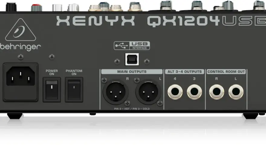 Tył miksera Behringer Xenyx QX1204USB z wejściem zasilania, przełącznikami Power/Phantom, USB, wyjściami Main, Alt i Control Room.