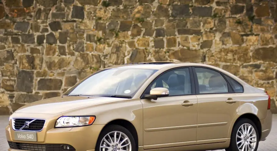 Złoty sedan Volvo S40, silnik 1.8 benzyna. Potencjalne wady tego modelu to m.in. wysokie spalanie.