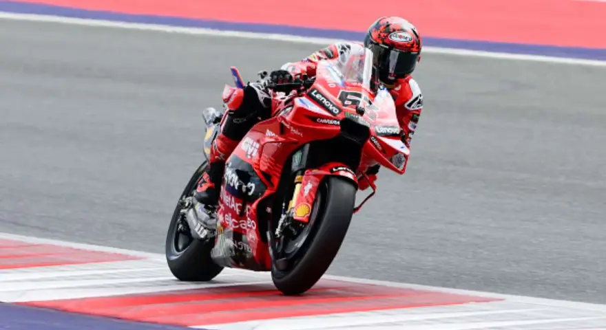 Pecco Bagnaia in azione con la sua Ducati. Quanti mondiali ha vinto Pecco Bagnaia? Uno, per ora, ma la strada è lunga!