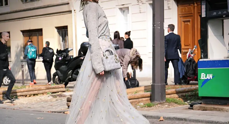 Elegante outfit vestido invierno con falda de tul bordada y jersey gris. Bolso Dior y zapatos de tacón completan el look.