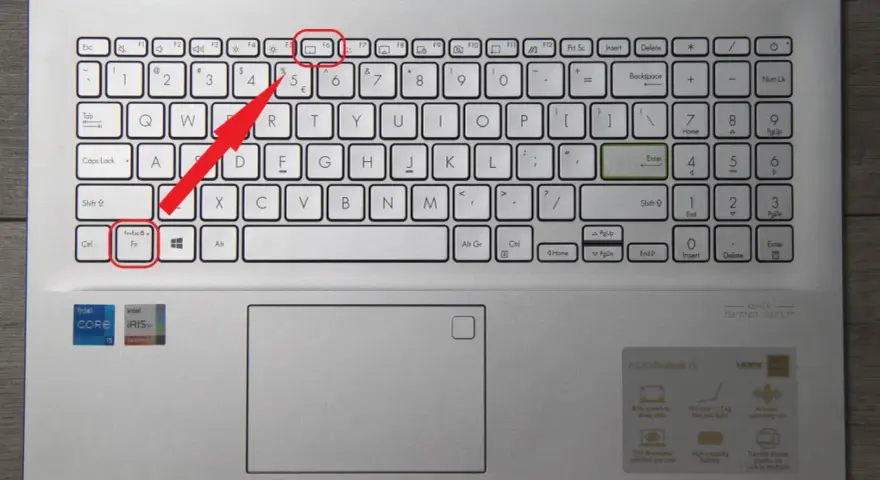 Klawiatura laptopa z zaznaczonymi klawiszami Fn+Esc i F6.