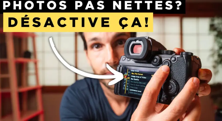 Un homme ajuste les réglages d'un appareil photo, l'écran affiche "Rec. File Format". Il désactive l'auto focus pour des photos nettes.