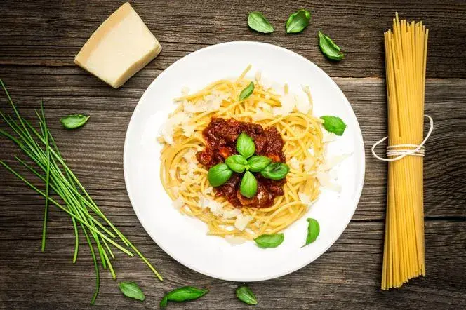 Szybkie spaghetti z sosem ze słoika - proste przepisy na obiad