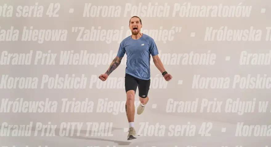Mężczyzna w stroju sportowym biegnie, krzycząc z radości. Tło ozdobione nazwami biegów w Polsce, jak Korona Polskich Półmaratonów.