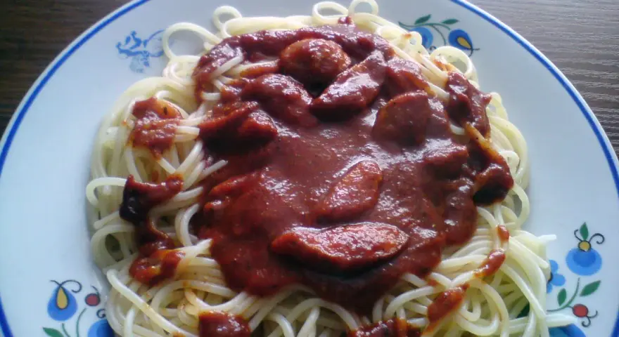 Spaghetti z sosem pomidorowym i kiełbasą, idealne na szybki obiad. Ten przepis na spaghetti po niemiecku jest prosty i pyszny.