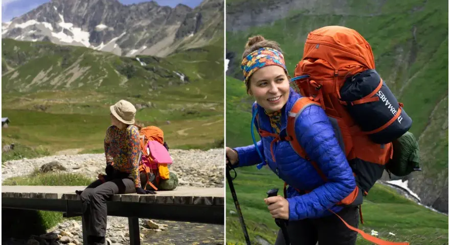 Dwie kobiety w górach, przygotowujące się do trekkingu. Jedna siedzi na moście, druga idzie z plecakiem. Przygoda w stylu Tour de Mont Blanc.