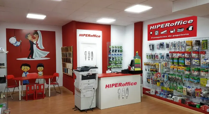 Tienda de papelería HiperOffice, ideal para quien busca qué negocio montar con 7.000 euros. Ofrece material escolar y de oficina.