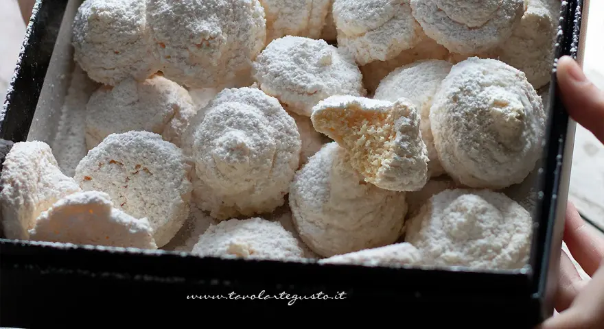 Deliziosi biscotti al cocco, soffici e ricoperti di zucchero a velo, pronti per essere gustati.