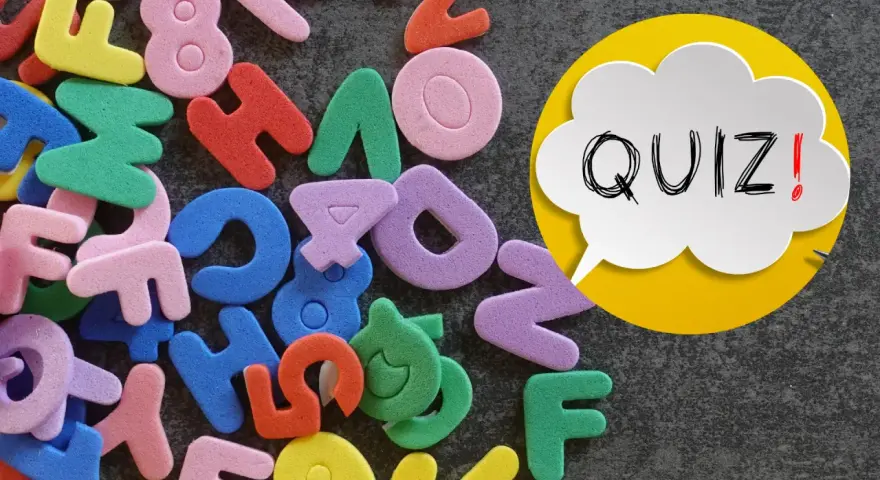 Kolorowe piankowe litery i cyfry, obok dymku z napisem "QUIZ!".
