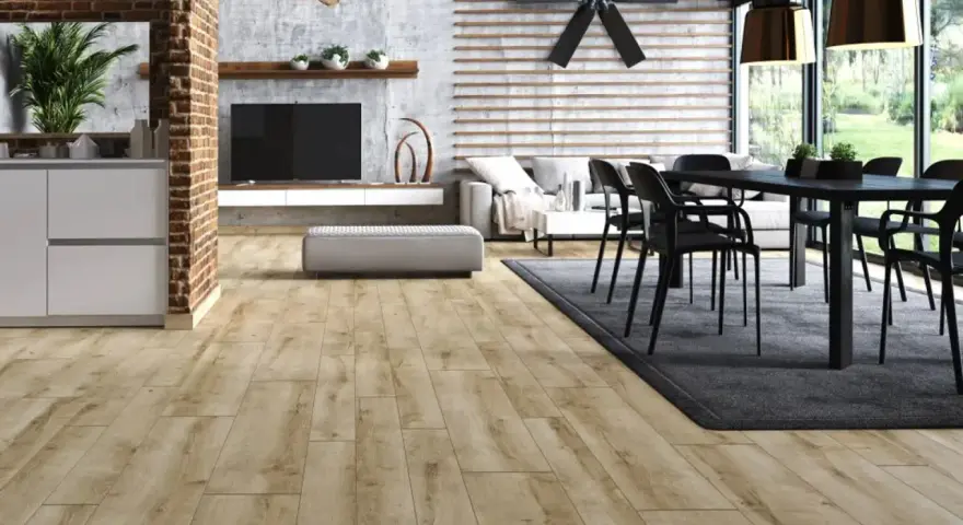 Nowoczesny salon z drewnianą podłogą o klasie ścieralności 4, ceglaną ścianą i dużym oknem.