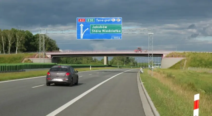 Autostrada A2 z tablicą kierunkową na Terespol, Jakubów i Starą Niedziałkę.