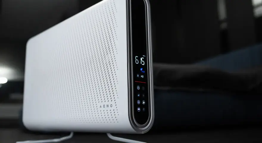 Un moderno ionizador blanco con pantalla digital, que muestra la calidad del aire y los ajustes.