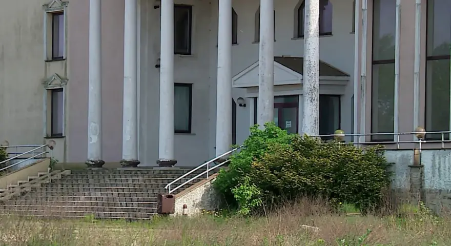 Hotel Murat w Wejherowie z kolumnami i schodami prowadzącymi do wejścia.