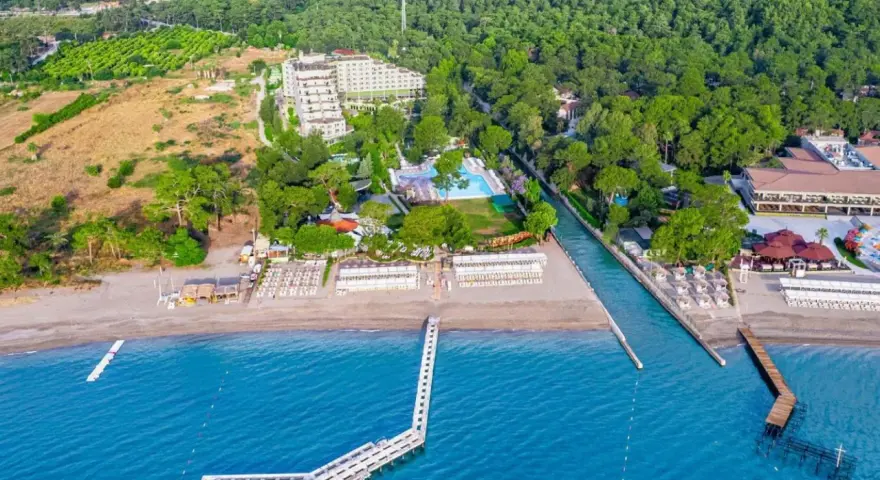 Widok z lotu ptaka na hotel z basenami i plażą w Kemer. Ma biche kemer by werde hotels to idealne miejsce na wakacje.