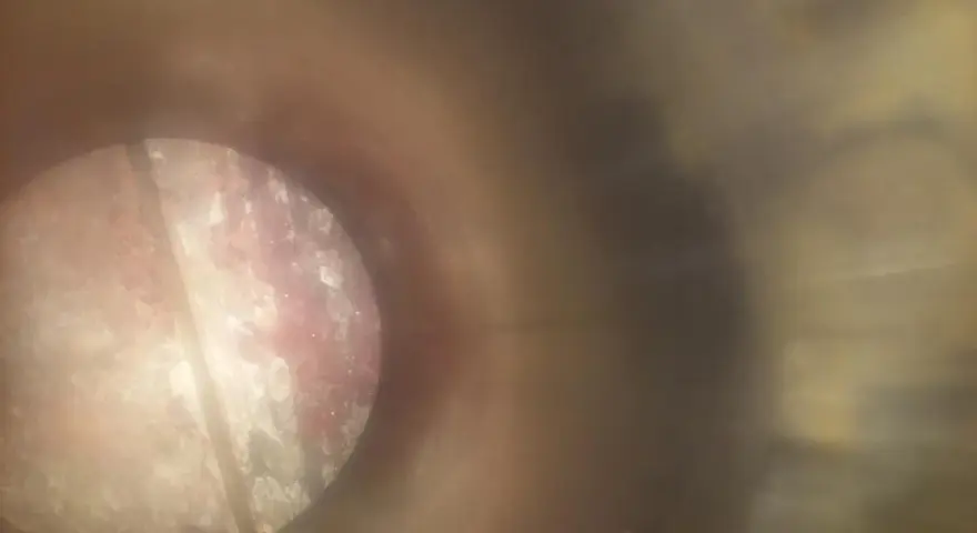 Wnętrze cylindra Ursusa C-360 z widocznymi śladami wody w oleju, nalotem i zatarciem.