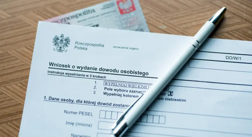 Formularz wniosku o wydanie dowodu osobistego i długopis. Czas oczekiwania na dowód zależy od urzędu.