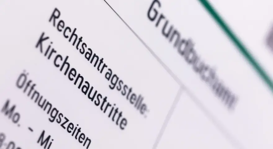 Text auf einem Dokument: "Rechtsantragsstelle", "Kirchenaustritte", "Öffnungszeiten". Hier wird erklärt, wovon die Kirchensteuer berechnet wird.