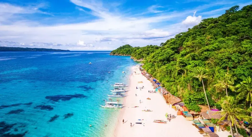 Rajska plaża na Filipinach, idealna na wakacje. Kiedy jechać? Najlepiej w porze suchej, od listopada do maja.